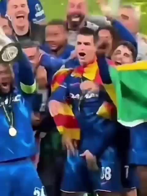 锅牛配资 有点污！切尔西捧杯时刻，内托“咸猪手”偷袭队友吉乌私处